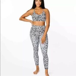 Zyia NWT Snow Leopard Pocket Brilliant Leggings Size 8-10